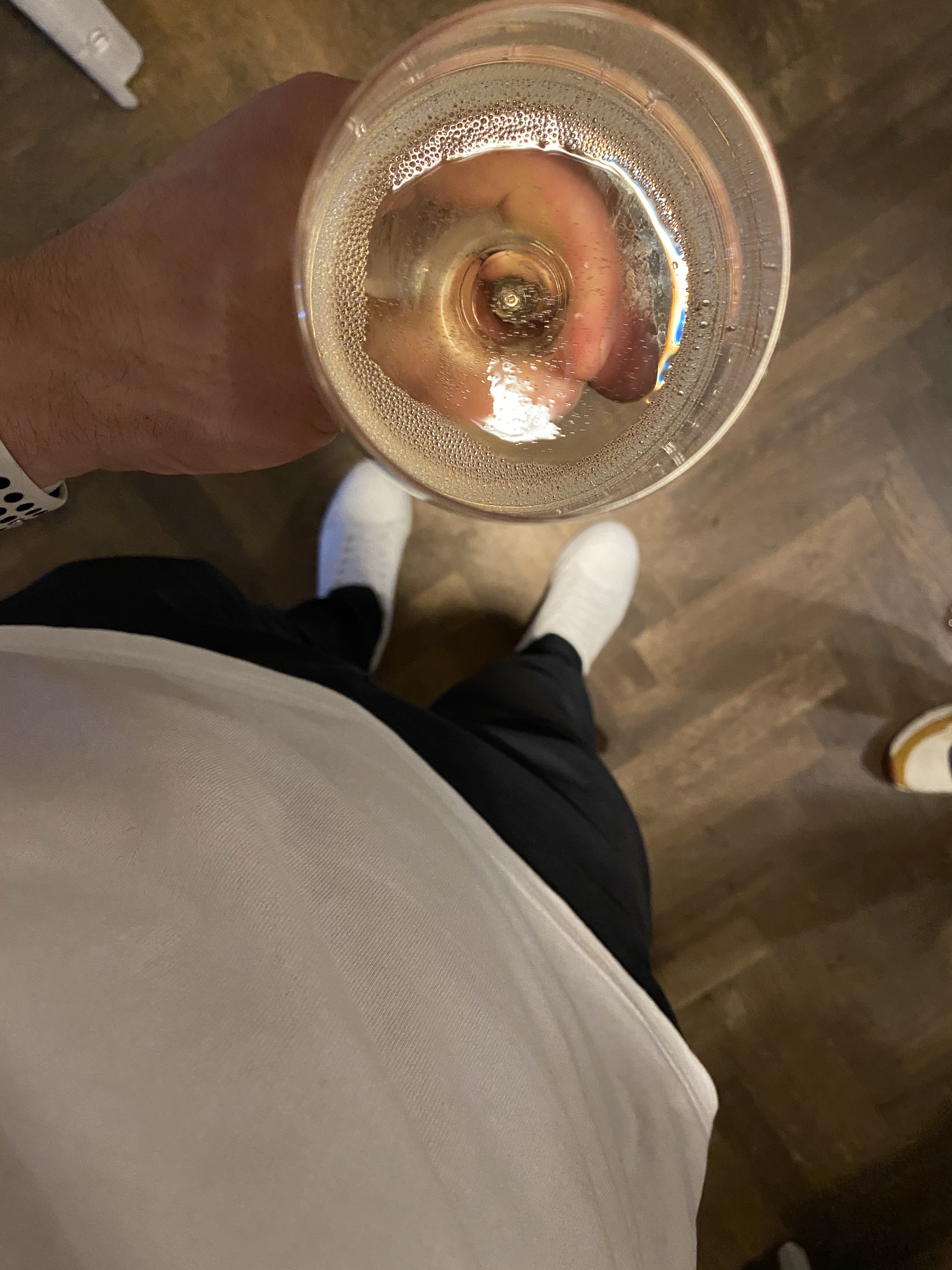 Pahar de vin mirosit înainte de degustare