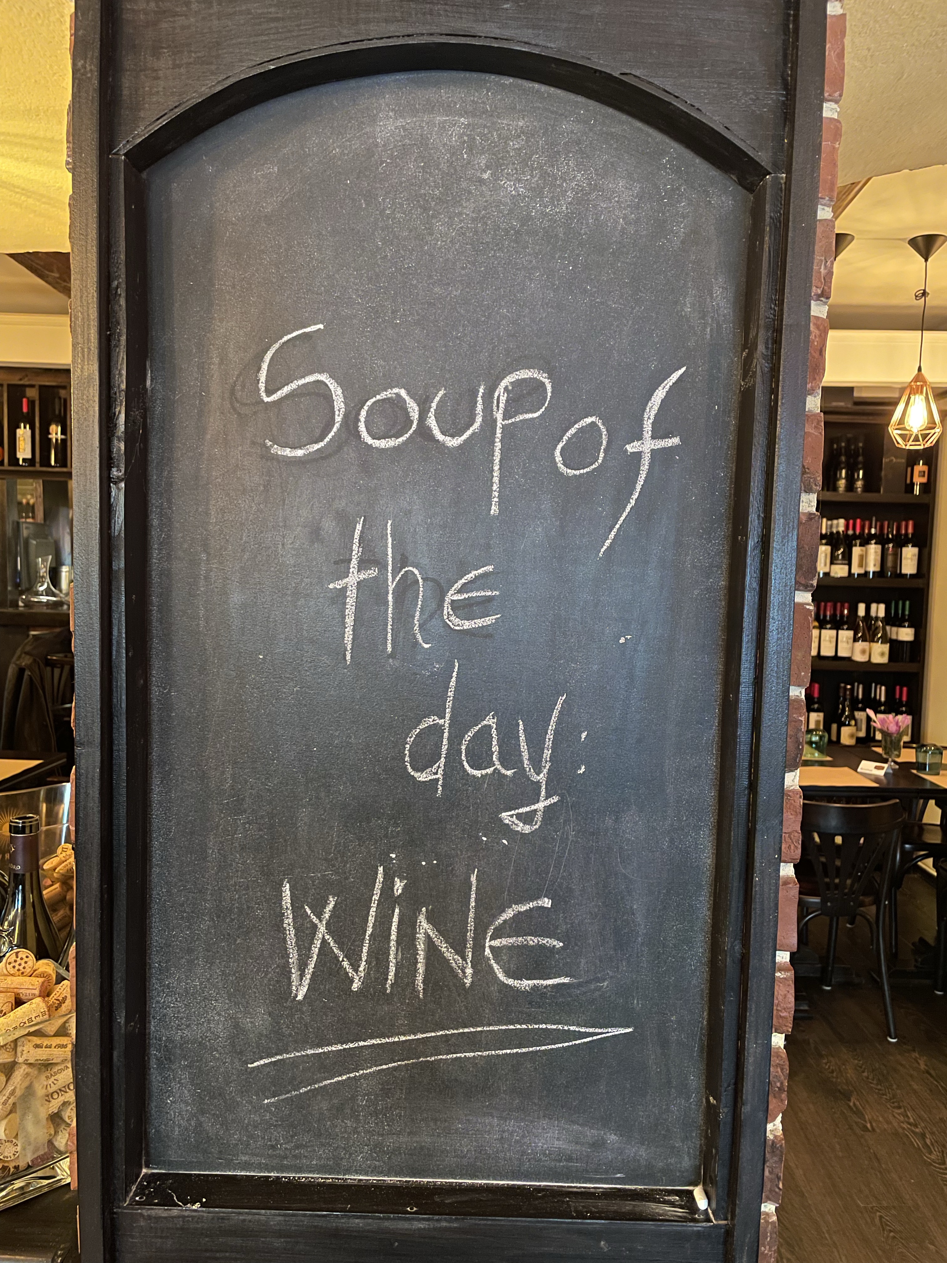 Masă aranjată cu pahare de vin