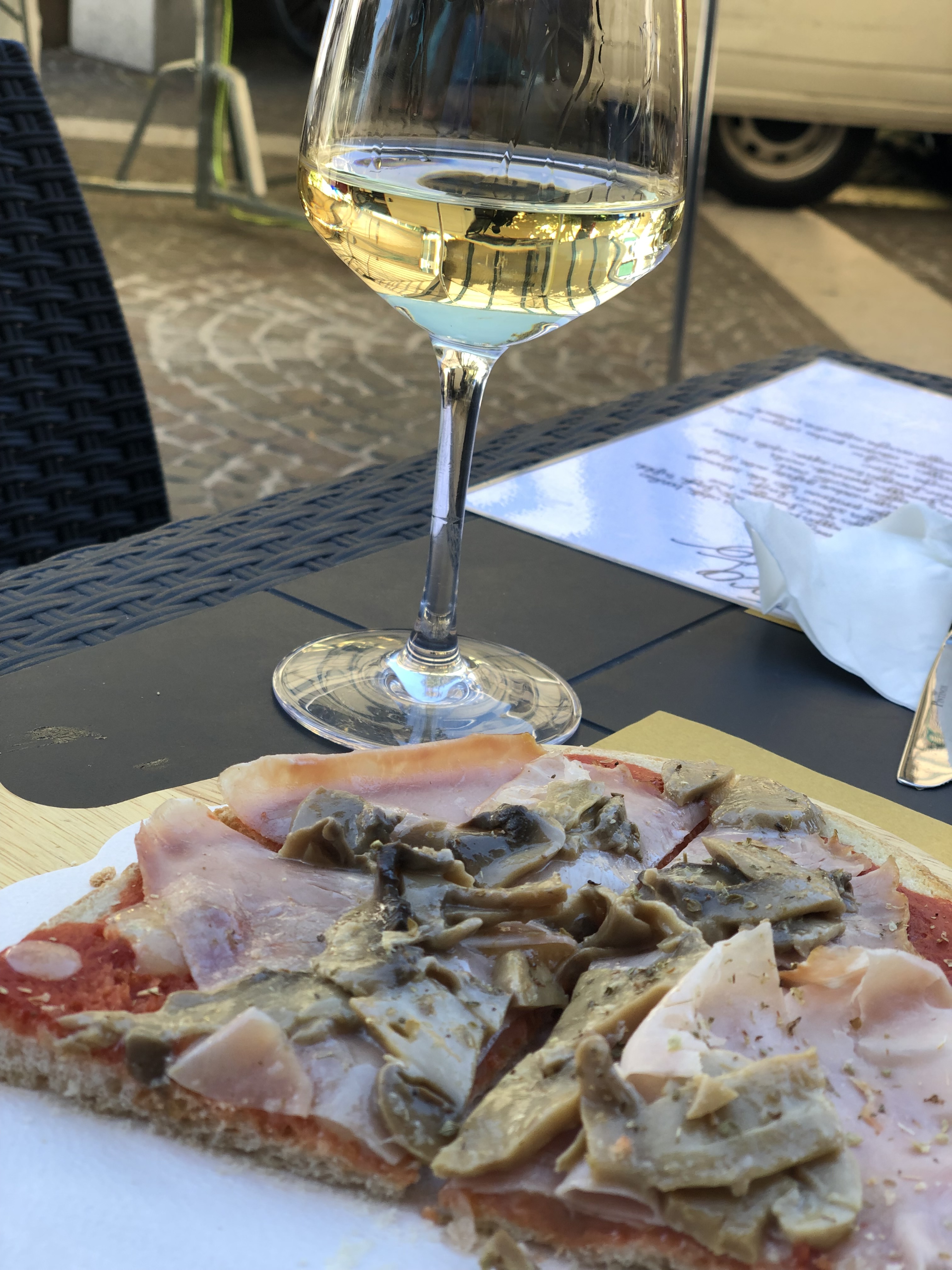 Pe aripile blatului. Ce vin să pui lângă pizza? Din struguri.
